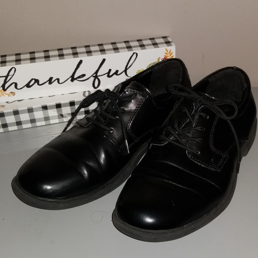 Black dress shoes